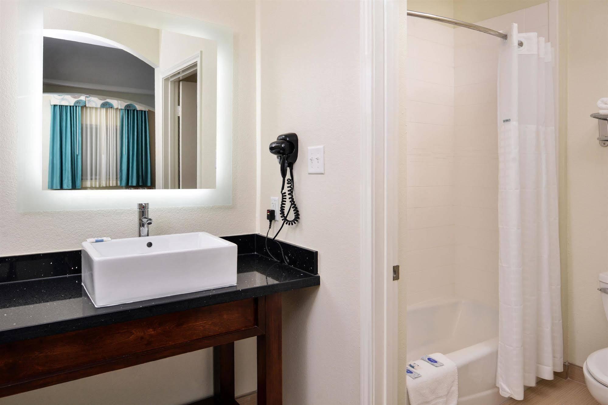 Americas Best Value Inn & Suites Spring / N. Houston Esterno foto