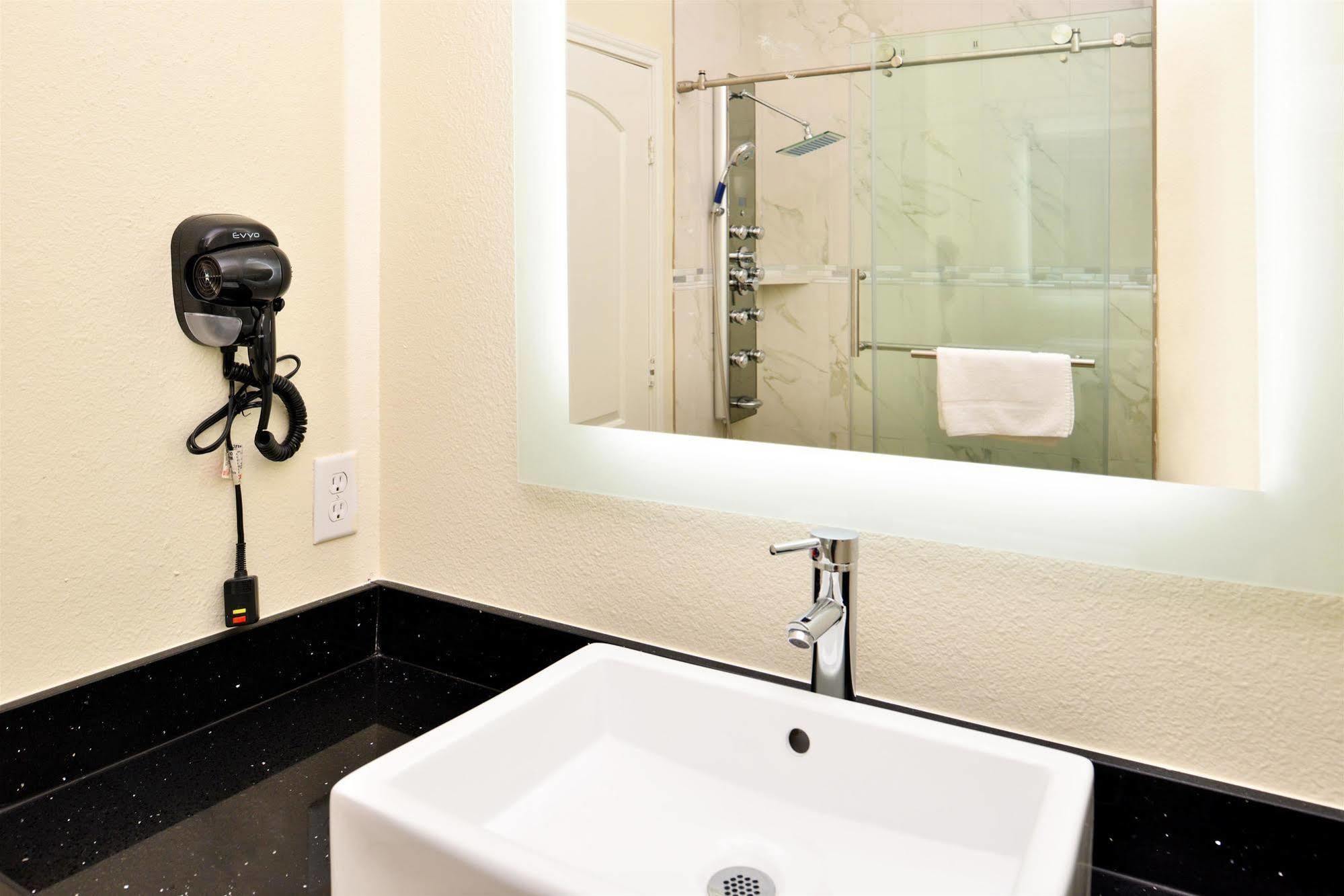 Americas Best Value Inn & Suites Spring / N. Houston Esterno foto